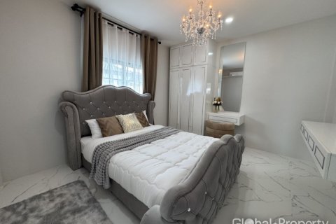 Casa de 4 dormitorios en Pattaya, Tailandia № 172520 - foto 12