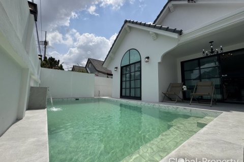 Casa de 4 dormitorios en Pattaya, Tailandia № 172520 - foto 5