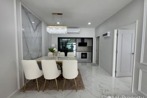 Casa de 4 dormitorios en Pattaya, Tailandia № 172520 - foto 16