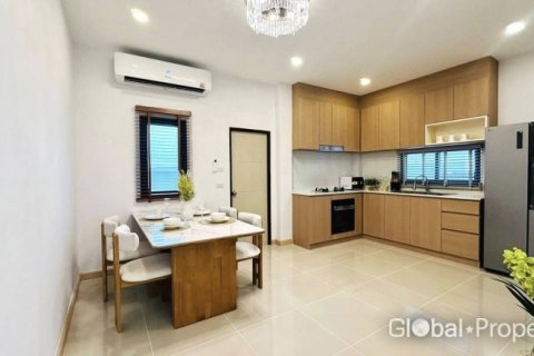 Casa de 3 dormitorios en Pattaya, Tailandia № 172522 - foto 12