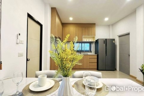 Casa de 3 dormitorios en Pattaya, Tailandia № 172522 - foto 16