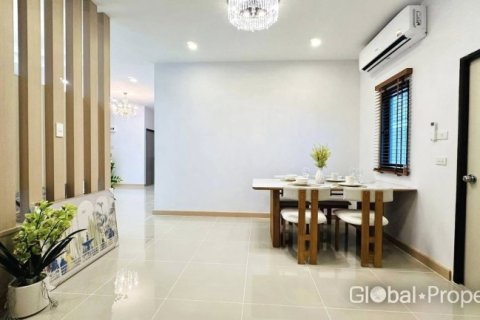Casa de 3 dormitorios en Pattaya, Tailandia № 172522 - foto 14
