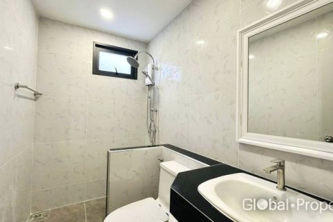 Casa de 3 dormitorios en Pattaya, Tailandia № 172522 - foto 21