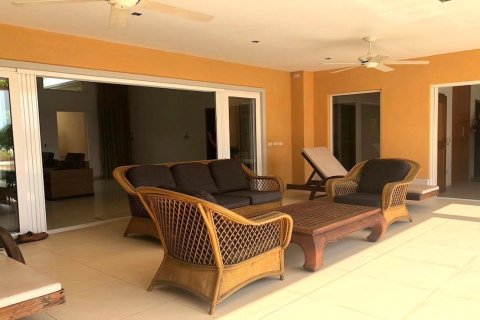 Casa de 4 dormitorios en Pattaya, Tailandia № 157596 - foto 7