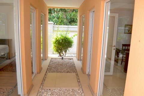 Casa de 4 dormitorios en Pattaya, Tailandia № 157596 - foto 12