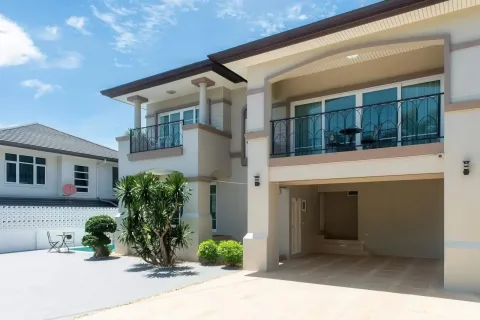 Chalet de 4 dormitorios en Pattaya, Tailandia № 155665 - foto 2