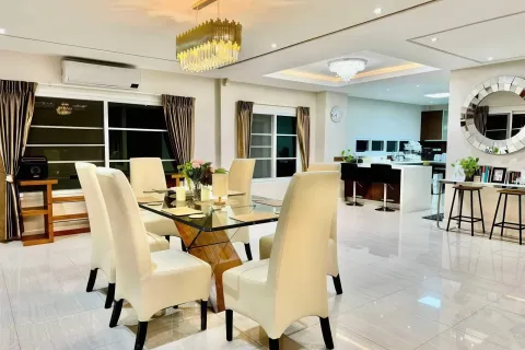 Chalet de 4 dormitorios en Pattaya, Tailandia № 155665 - foto 7