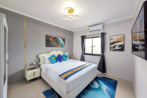 Casa de 5 dormitorios en Pattaya, Tailandia № 155662 - foto 12