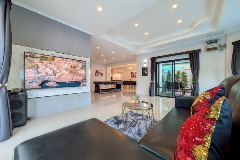 Casa de 5 dormitorios en Pattaya, Tailandia № 155662 - foto 8