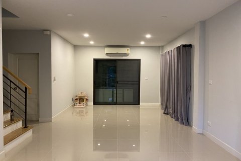 Casa de 3 dormitorios en Bang Khun Thian, Bangkok, Tailandia № 137573 - foto 2