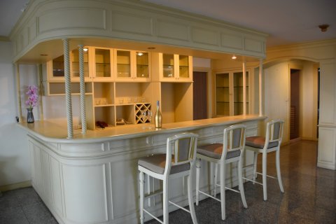 Condominio de 4 dormitorios en Bangkok, Tailandia № 143442 - foto 13