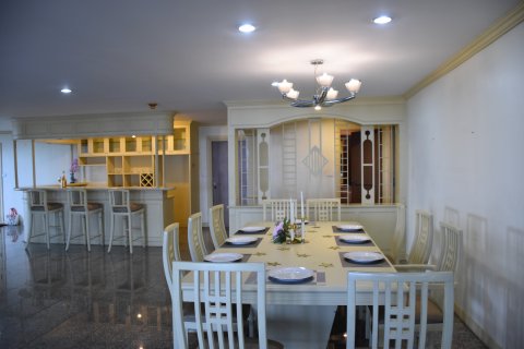 Condominio de 4 dormitorios en Bangkok, Tailandia № 143442 - foto 15