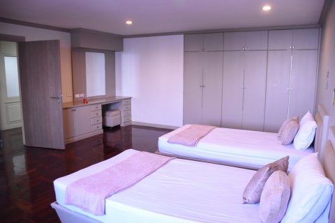 Condominio de 4 dormitorios en Bangkok, Tailandia № 143442 - foto 10