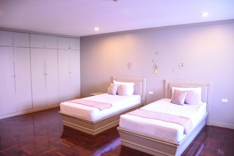Condominio de 4 dormitorios en Bangkok, Tailandia № 143442 - foto 11