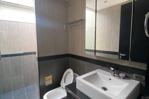 Chalet de 3 dormitorios en Pattaya, Tailandia № 133843 - foto 12