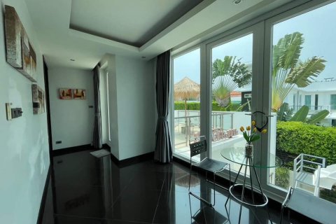 Chalet de 3 dormitorios en Pattaya, Tailandia № 133843 - foto 6