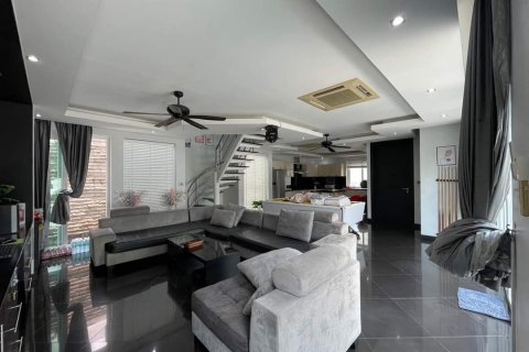 Chalet de 3 dormitorios en Pattaya, Tailandia № 133843 - foto 3