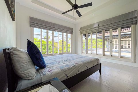 Chalet de 4 dormitorios en Phuket, Tailandia № 133844 - foto 28