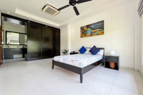 Chalet de 4 dormitorios en Phuket, Tailandia № 133844 - foto 29