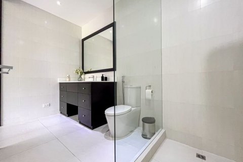 Chalet de 4 dormitorios en Phuket, Tailandia № 133844 - foto 30