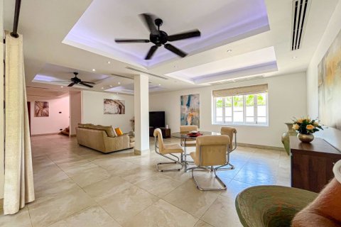 Chalet de 4 dormitorios en Phuket, Tailandia № 133844 - foto 15