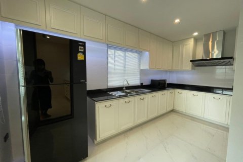 Chalet de 4 dormitorios en Bang Phli Yai, Tailandia № 133842 - foto 9