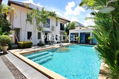 House in Pattaya, Thailand 3 bedrooms № 198689 - photo 2