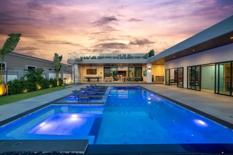 Villa in Pattaya, Thailand 6 bedrooms № 155721