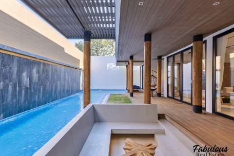 Chalet de 4 dormitorios en Bang Tao, Tailandia № 205734 - foto 2