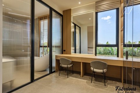 Chalet de 4 dormitorios en Bang Tao, Tailandia № 205734 - foto 6