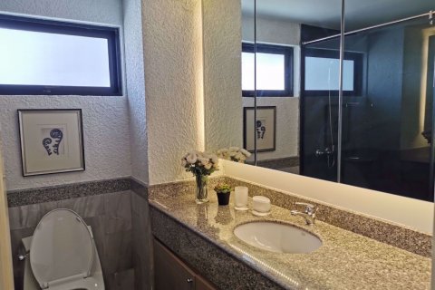 Condominio de 2 dormitorios en Watthana, Bangkok, Tailandia № 48141 - foto 11
