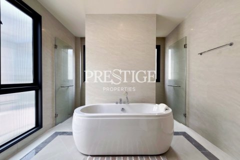 House in Pattaya, Thailand 4 bedrooms № 197681 - photo 18