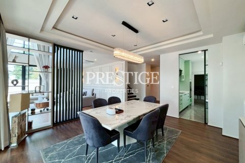 House in Pattaya, Thailand 4 bedrooms № 197681 - photo 5