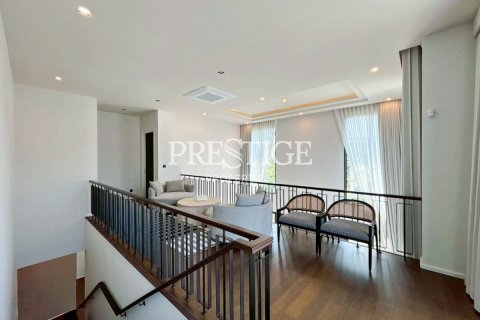 House in Pattaya, Thailand 4 bedrooms № 197681 - photo 12