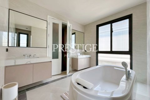 House in Pattaya, Thailand 4 bedrooms № 197681 - photo 19