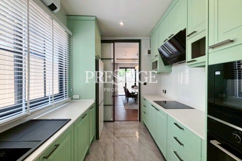 House in Pattaya, Thailand 4 bedrooms № 197681 - photo 8