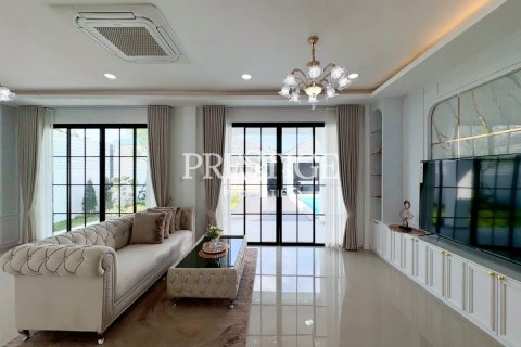 Casa de 3 dormitorios en Pattaya, Tailandia № 197680 - foto 3