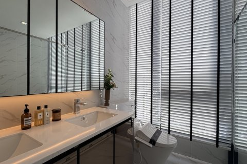 Condominio de 2 dormitorios en Watthana, Bangkok, Tailandia № 201310 - foto 17