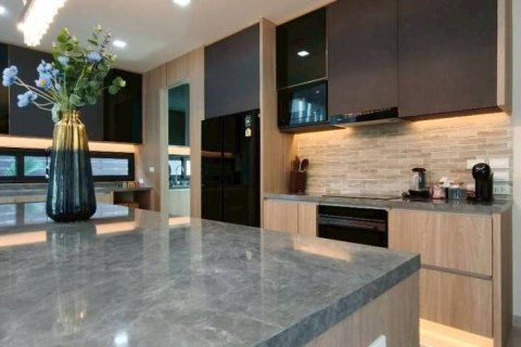Chalet de 5 dormitorios en Pattaya, Tailandia № 157426 - foto 6