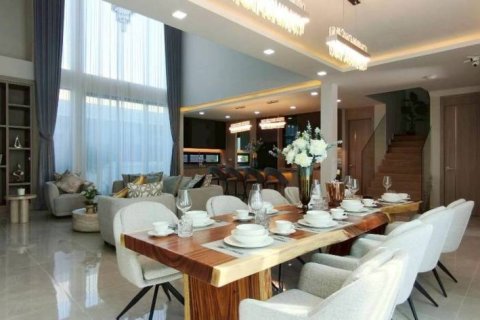Chalet de 5 dormitorios en Pattaya, Tailandia № 157426 - foto 4