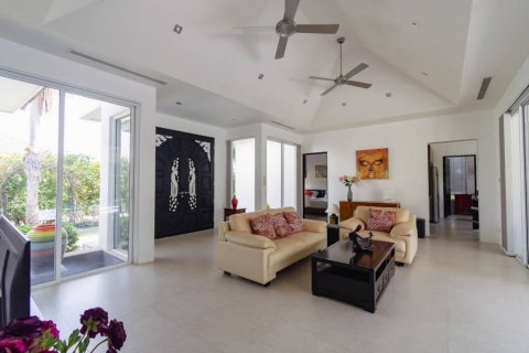 Chalet de 3 dormitorios en Hua Hin, Tailandia № 157427 - foto 3