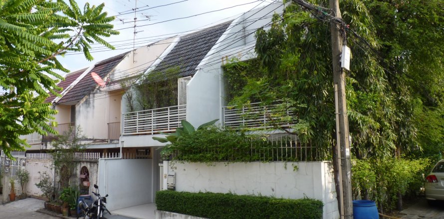 Maison à Phra Khanong, Bangkok, Thaïlande 3 chambres № 143757