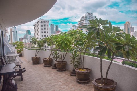Condo in Bangkok, Thailand, 2 bedrooms № 143761 - photo 16