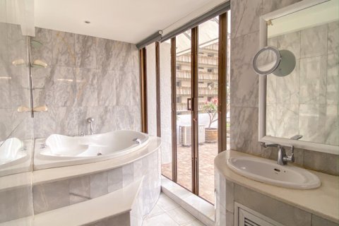 Condo in Bangkok, Thailand, 2 bedrooms № 143761 - photo 13