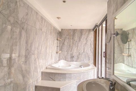 Condo in Bangkok, Thailand, 2 bedrooms № 143761 - photo 14