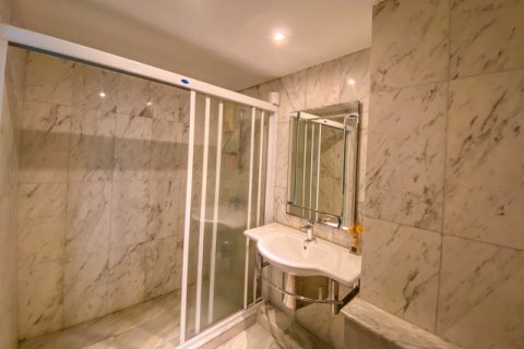 Condo in Bangkok, Thailand, 2 bedrooms № 143761 - photo 9