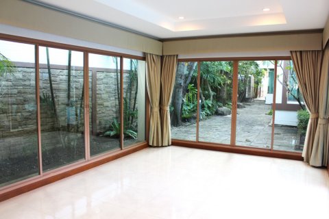 Casa de 6 dormitorios en Bangkok, Tailandia № 180968 - foto 27