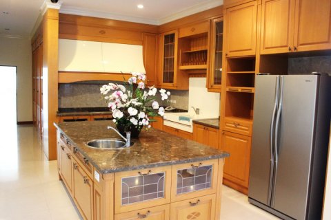 Casa de 6 dormitorios en Bangkok, Tailandia № 180968 - foto 15