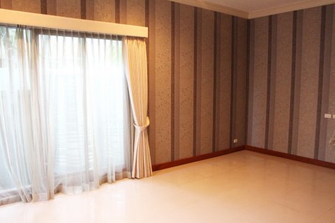 Casa de 6 dormitorios en Bangkok, Tailandia № 180968 - foto 16