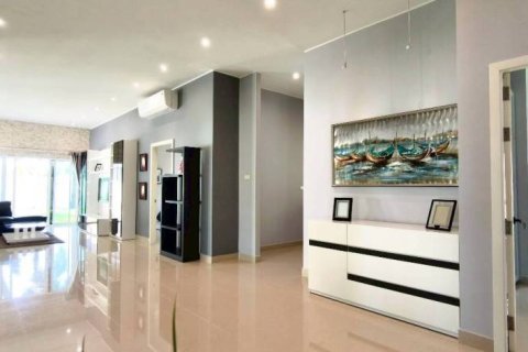 Chalet de 4 dormitorios en Pattaya, Tailandia № 154509 - foto 7